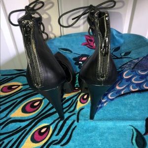 Black pumps